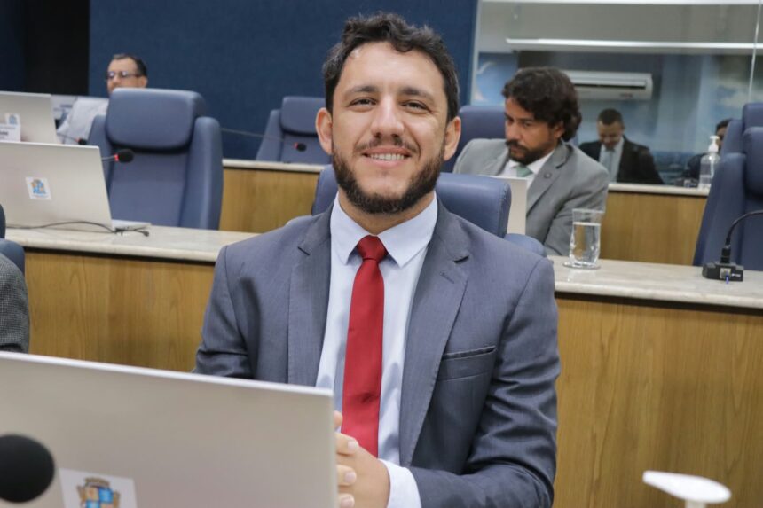 Camilo Daniel cobra política estadual de transporte para universitários