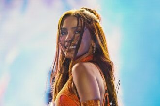 A cantora Anitta durante apresentação ao vivo