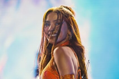 A cantora Anitta durante apresentação ao vivo