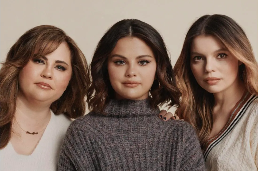 Selena Gomez ao lado da mãe Mandy Teefey e da empresária Daniella Pierson