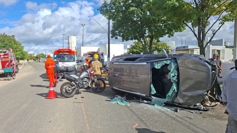 Carro capota e deixa quatro feridos na Avenida Coelho e Campos