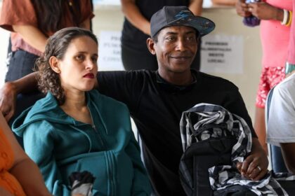 Casal deixa as ruas, conquista moradia e celebra nascimento da filha