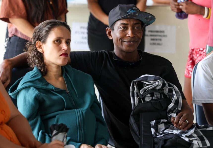 Casal deixa as ruas, conquista moradia e celebra nascimento da filha