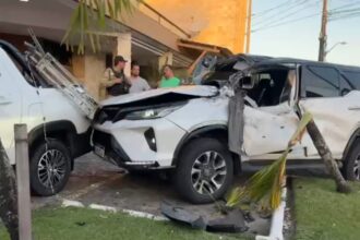 Civic perde controle e atinge dois carros estacionados em Aracaju