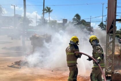 Corte em estrutura da Vila do Forró provoca incêndio na Orla de Atalaia