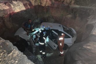 Cratera de 4 metros engole carro e deixa motorista ferido na SE-100