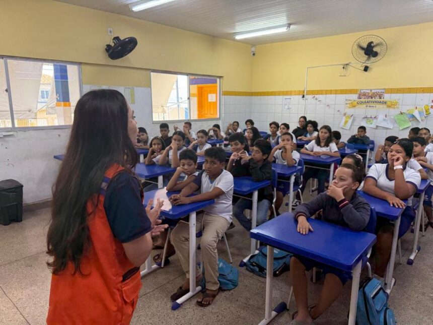 Defesa Civil orienta alunos sobre lixo e prevenção a alagamentos em Aracaju