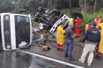 Dois caminhões tombam no mesmo ponto da BR-101 em Rosário do Catete