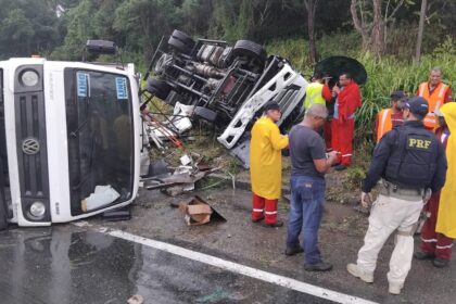 Dois caminhões tombam no mesmo ponto da BR-101 em Rosário do Catete