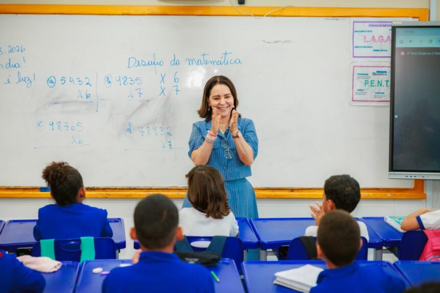 Emília conhece sala sensorial em escola do Santa Maria e celebra Ideb