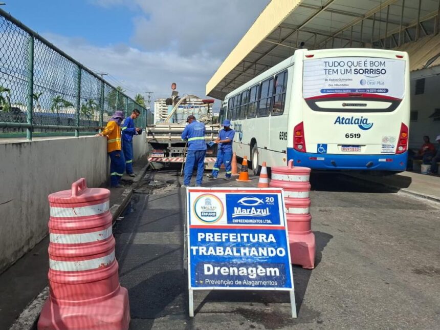 Emurb amplia manutenção da drenagem em 18 bairros de Aracaju