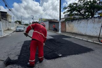 Emurb recupera pavimento em 13 bairros de Aracaju nesta semana