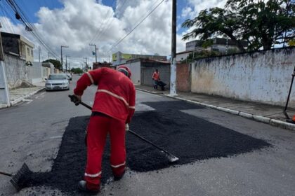 Emurb recupera pavimento em 13 bairros de Aracaju nesta semana