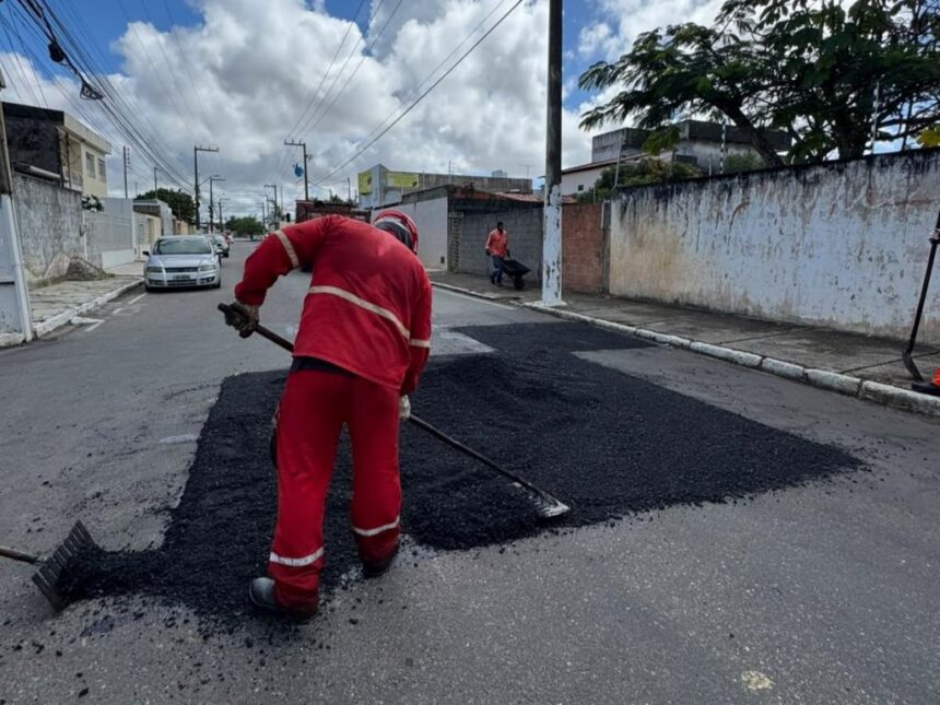 Emurb recupera pavimento em 13 bairros de Aracaju nesta semana