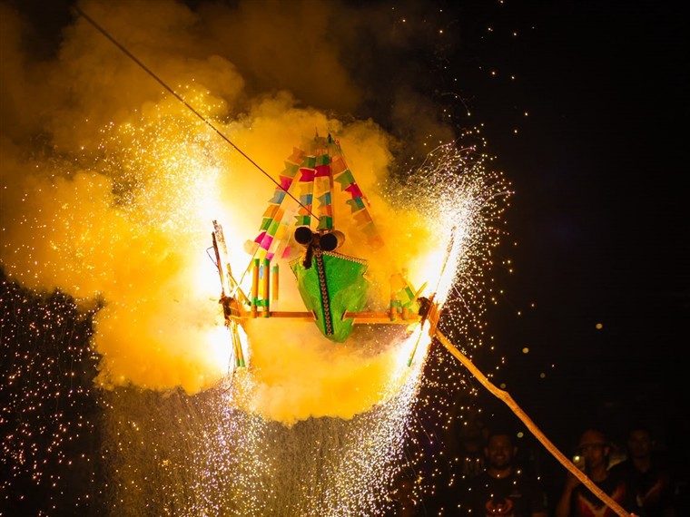 Estância solta 15 barcos de fogo neste sábado em mostra cultural
