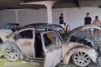Estouro durante teste provoca incêndio em Fusca no Grageru