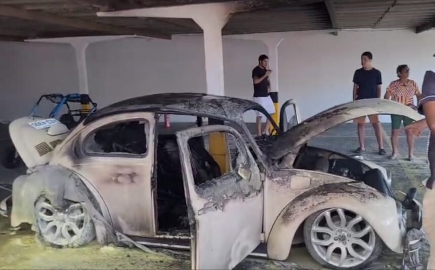 Estouro durante teste provoca incêndio em Fusca no Grageru