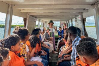 Estudantes de Aracaju aprendem sobre manguezais em passeio pelo Rio Sergipe