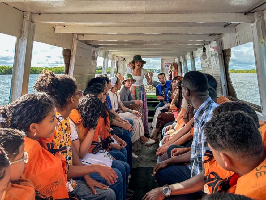 Estudantes de Aracaju aprendem sobre manguezais em passeio pelo Rio Sergipe