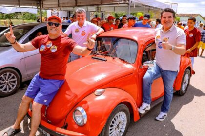 Deputado federal Gustinho Ribeiro durante adesivaço em Arauá
