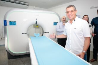 Governador Fábio Mitidieri em unidade de saúde com novos equipamentos de imagem em Sergipe