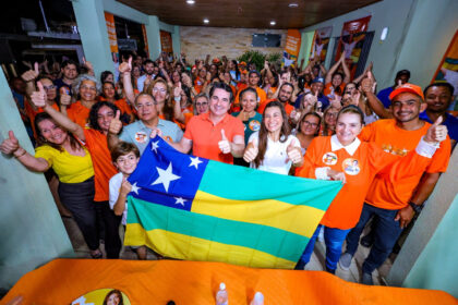 Gustinho e Hilda ouvem demandas de moradores no Inácio Barbosa