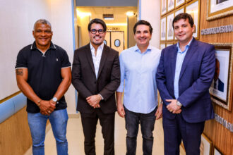 Gustinho Ribeiro discute apoio ao Santa Isabel em visita a Aracaju