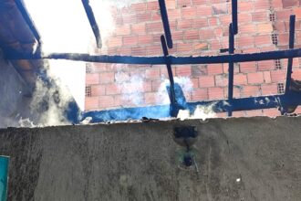 Incêndio atinge sala e quarto de casa na Barra dos Coqueiros