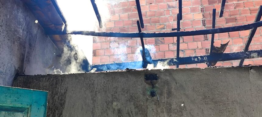 Incêndio atinge sala e quarto de casa na Barra dos Coqueiros