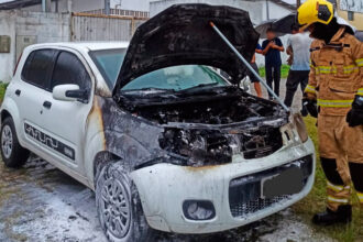 Incêndio em Fiat Uno mobiliza bombeiros na Taiçoca, em Socorro