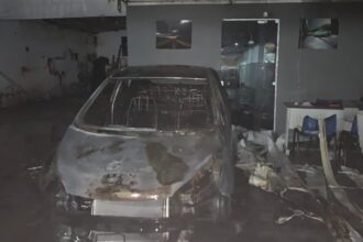 Incêndio em veículo mobiliza bombeiros e atinge loja em Aracaju