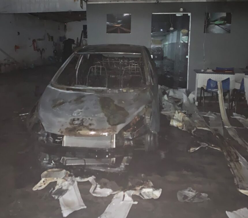 Incêndio em veículo mobiliza bombeiros e atinge loja em Aracaju