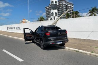 Mal súbito derruba poste após carro atingir rótula da Coroa do Meio