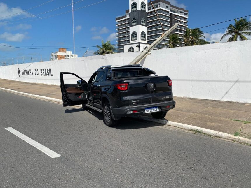 Mal súbito derruba poste após carro atingir rótula da Coroa do Meio