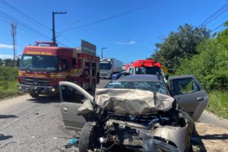 Motorista fica preso às ferragens após bater de frente com ônibus na SE-090