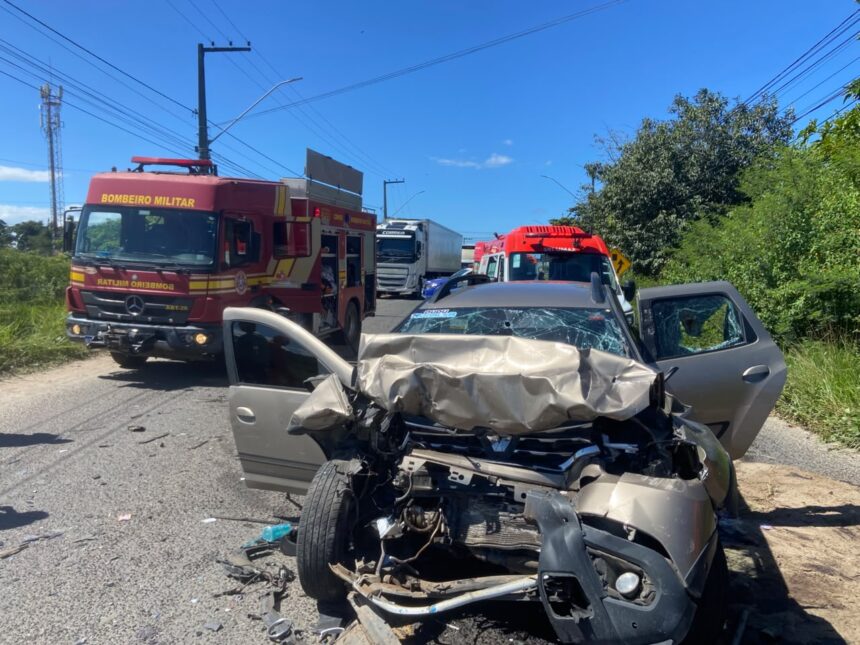 Motorista fica preso às ferragens após bater de frente com ônibus na SE-090