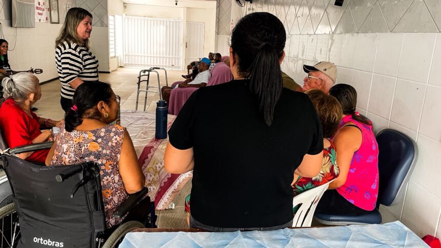Oficina musical anima idosos da Casa Lar Nalde Barbosa, em Aracaju