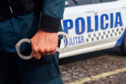 PM prende suspeito de importunação após invasão de casa em Laranjeiras