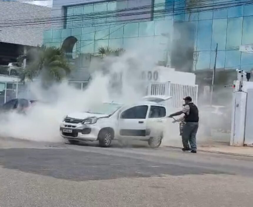 Populares controlam fogo em carro após batida na Avenida Jardins