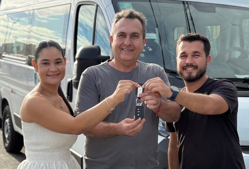 Prefeitura reforça transporte de pacientes com nova van em São Francisco