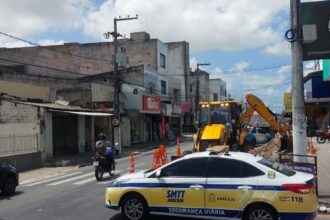 Reparo em tubulação bloqueia duas faixas na rua Mariano Salmeron