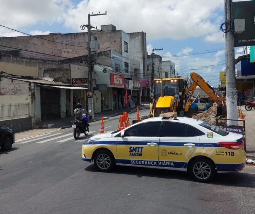 Reparo em tubulação bloqueia duas faixas na rua Mariano Salmeron