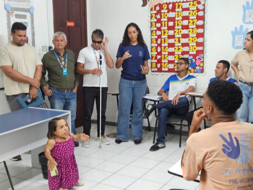 Semdef conhece educação bilíngue para surdos no Ipaese