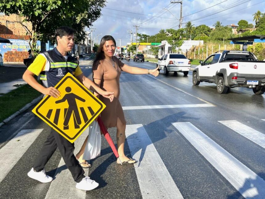SMTT promove ações educativas em faixas de pedestres em Aracaju