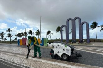 Varrição mecanizada reforça limpeza em pontos públicos de Aracaju