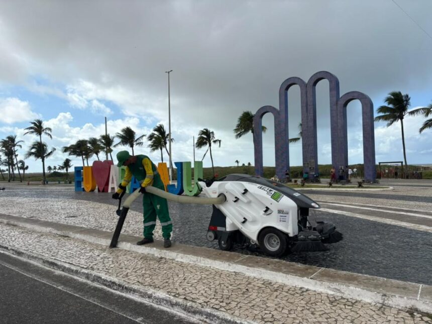 Varrição mecanizada reforça limpeza em pontos públicos de Aracaju