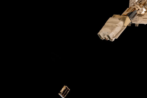 Um CubeSat é ejetado em órbita da Terra, em registro feito da Estação Espacial Internacional