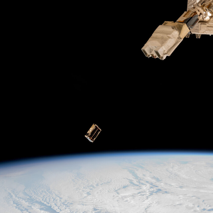 Um CubeSat é ejetado em órbita da Terra, em registro feito da Estação Espacial Internacional