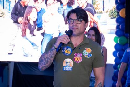 O delegado André David durante encontro com jovens de Aracaju