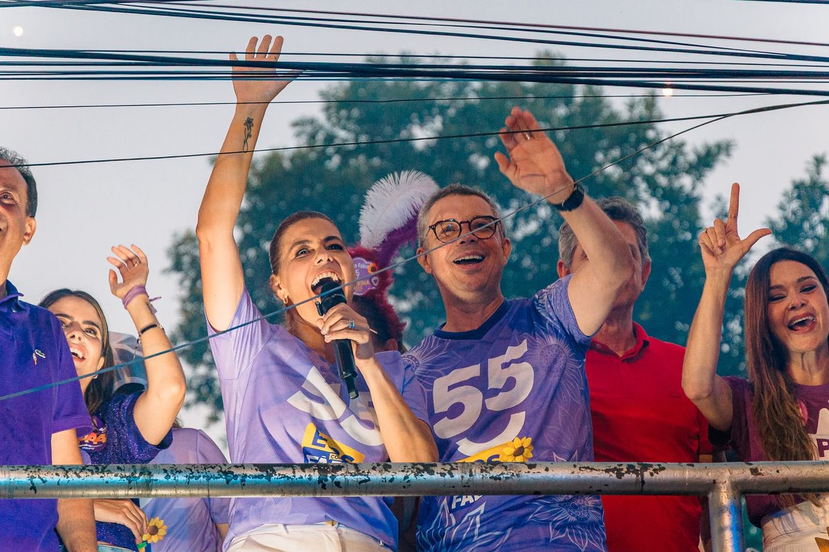 Participantes da caminhada Elas com Fábio na avenida, no Centro de Aracaju